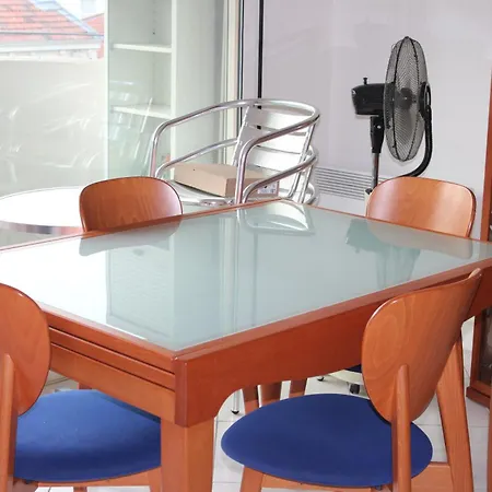 Le Must ! Admiral Plaza דירה מנטון